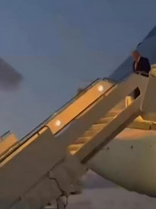 انتشر هذا الفيديو للرئيس ترامب وهو ينزل من طائرة الرئاسة الأمريكية انتشاراً واسعاً، حيث بدأ الناس يدركون من يقف خلفه!