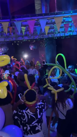 La Fresa Disco&Bar on Instagram: "🥳 Así se vivió el Grito de carnaval vol 2.0 con tambores 🪘 samba Samba (echus mgta) Grupo de tambor (tambor isleño) Los Dj’s encargados de prender la noche fueron: 🥳 Edik’t 🚨Néstor Blanco 😎Rafael Suárez"