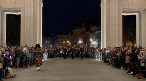 The piper playing the lament during the daily Last Post Ceremony at the Menin Gate. / De piper speelt het lament tijdens de dagelijkse Last Postplechtigheid. - Saturday / Zaterdag 25/03/2023 Last Post Association Ieper, www.lastpost.be, https://www.facebook.com/lastpostieper, https://www.instagram.com/lastpostassociation, https://twitter.com/lastpostieper #lastpostassociation, #lastpost, #ieper, #ypres, #meningate, #menenpoort | Last Post Ieper