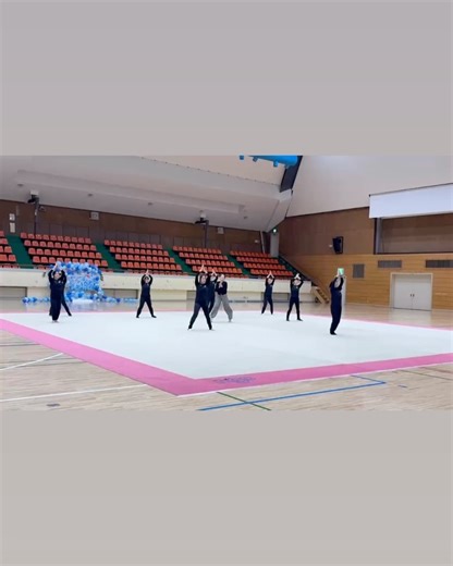 日本女子体育大学 新体操部【公式】 on Instagram: "【世田谷ジュニア新体操アカデミー発表会🌤️】 先日行われた世田谷ジュニア新体操アカデミー発表会にて、2名の選手が演技を披露させていただきました。 また、学生がスタッフとして子どもたちのお手伝いをさせていただきました🎵 子どもたちの前で踊ることは、普段とはまた違った緊張感があります。 さらに、子どもたちを見る立場を経験するという貴重な機会もいただき、多くの学びがありました✨ ありがとうございました！ （急遽行われたスタッフ演技も必見です😊） #日本女子体育大学新体操部 #日本女子体育大学 #新体操部 #ニチジョ #日女"