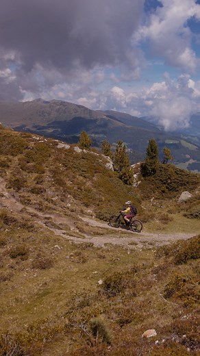 Bereit für die Eroberung der Trails mit dem BULLS Aminga EVA TR3! 🚵‍♀️ Mit dem Aminga EVA TR 3 erhalten ambitionierte Bikerinnen ein perfekt ausbalanciertes E-Fully mit mittlerem Federweg und optimaler Ausstattung. Das luftgefederte Fahrwerk mit 120 mm vorne wie hinten lässt sich auf schnellen CrossCountry-Touren ebenso einsetzen wie auf verblockten Trails; im Downhill kommt die versenkbare Sattelstütze zum Einsatz. Mit 10-51 Zähnen ist die 12-Gang-Schaltung extrem breit abgestuft, und die 65 m