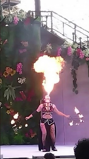 口から豪快に炎を吐くファイヤーアクロバット「ワールド・ドリーム・サーカス in ハワイアンズ」