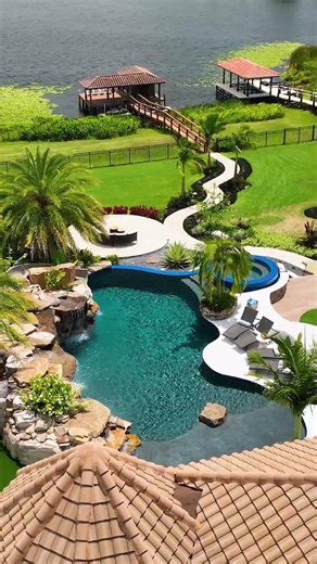 How do you feel about grottos? We’re obsessed! 🤩 Check out this stunning Insane Pool in Central Fl