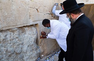 Prayer notes removed from the Western Wall | The Jerusalem Post