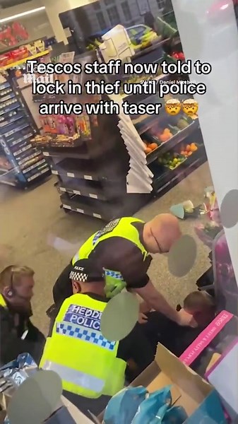Moment 'thief' is pepper sprayed by police after smashing bottles