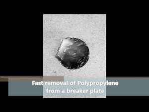 Cleaning a breaker plate using a Fluidized Bath