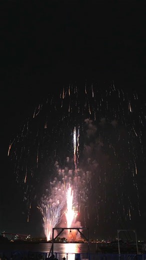 Huge Fireworkshow!🤯💥 #fireworks #firework #feuerwerk #fuegosartificiales #fireworkshow #pyro #pyrography #4thofjuly #fyp #foryou #fogosdeartificio #fireworkshell #pyro4life | CharlesPyro Fireworks