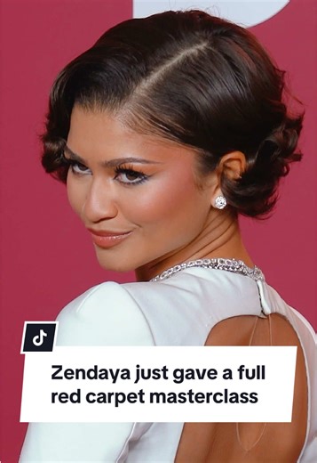 We’re literally watching this video on repeat like it’s a masterclass 😭✨ The over-the-shoulder… the gaze… the effortless turn… the confidence?? Yeah, we’re taking notes 📝