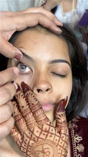 How to wear contact lenses before applying makeup