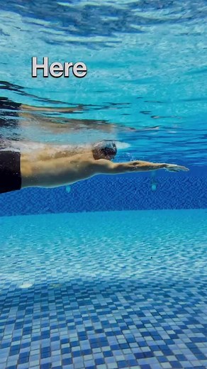 🏊‍♂️ Fewer strokes. More speed. That’s how the best swimmers move through the water. Every fast swimmer has one thing in common. They master the basics. Perfect body line, calm head, and a powerful catch. 🌊 The flatter your body, the less drag you create. 🎯 The steadier your head, the better your balance. 💪 The cleaner your catch, the more propulsion you feel with every stroke. Most people chase power, but real speed comes from precision. That’s what we teach inside the SwimSuccess training 