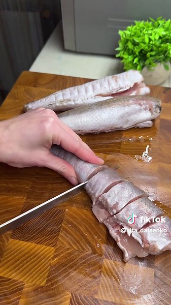 Хек, який здивує своїм смаком! Інгредієнти: \t•\tХек \t•\t2 ст. л. американської гірчиці \t•\t2 ст. л. соусу теріякі \t•\t1 ч. л. гірчиці в зернах \t•\tСіль \t•\tБорошно для панірування \t•\tОлія для смаження Приготування: \t1.\tХек помити, почистити та нарізати на порційні шматочки. \t2.\tДля маринаду змішати американську гірчицю, соус теріякі, гірчицю в зернах і трохи солі. \t3.\tРівномірно змастити цим соусом шматочки риби та залишити приблизно на 20 хвилин. \t4.\tПісля цього обваляти рибу в 