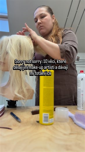 Simona Singerová |Make-up artist on Instagram: "Sorry jako, ale 10 věcí, co dělají jiný MUA a mám z toho totální ick😱 1. Ten samej sto let starej beauty blender na každý obličej 2. Rtěnka, korektor rovnou na obličej – hygiena -nula 3. To samý u řasenky – žádnej čistej kartáček 4. Nedezinfikuje se po každý klientce – hnus 5. Make-up na obličeji jiný než zbytek těla 6. Řasy za příplatek (jako wtf?) 7. Příprava pleti se přeskočí, hlavně že je hotovo 8. Pomlouvání jiných MUA, aby sama/sám vypadal l