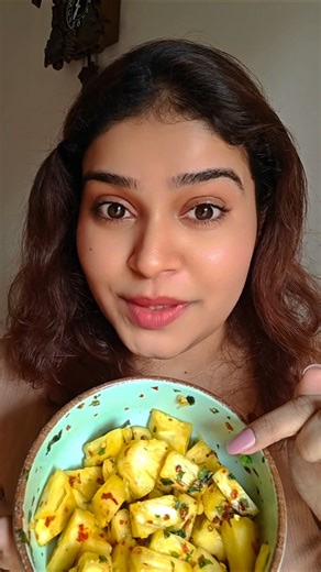 Sweet + spicy pineapple? 😳I didn’t expect this combo to taste THIS good #viral #ytshorts #trending