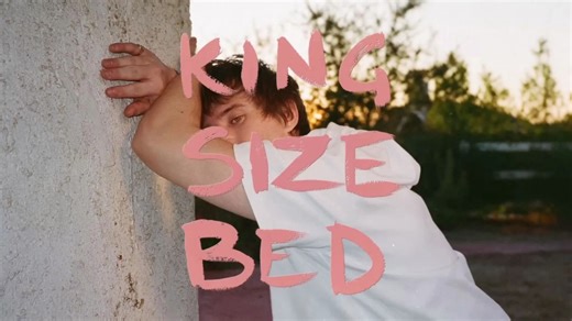 重生之超大号床垫的由来 - 斑鸠 Alec Benjamin 再出新作《King Size Bed》官方歌词MV 【中英双字】
