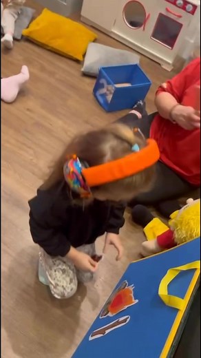 🎶 Jo Jingles Fun! 🎶 Bonfire Night theme — fireworks, sparkles and lots of counting! ✨ We sang, danced and counted the fireworks as they went pop, bang and fizz! 💥🎇 Such a lovely way to explore sounds, numbers and movement through music and play! 💛❤️💙 EYFS Links: • Mathematics: Counting and recognising numbers through songs and actions 🔢 • Expressive Arts & Design: Exploring rhythm, music and imaginative movement 🎶 • Communication & Language: Listening to sounds and following simple instr