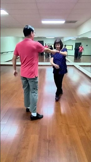 學生自練吉魯巴舞步四 Students practice Jitterbug dance steps on their own (4)