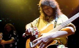 This Day in 1991: Van Halen Performed "Poundcake" on the VMAs