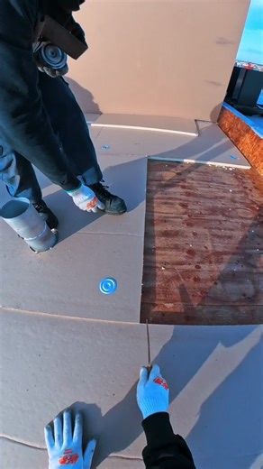 Building the roof piece by piece ✂️ #FlatRoof #RoofInstallation #RoofingWork #RoofingLife #PrecisionWork #RoofingProcess #CleanWork #RealRoofers #SatisfyingVideo #RoofersAtWork