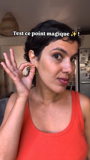 Sophie BENABI 💛 Ayurvéda & micronutrition, formatrice et auteure on Instagram: "Connais-tu le pouvoir du Marma "Karnapali" 🌟? Le point de l'oreille magique ! Situé au centre de chaque lobe d'oreille, Karnapali marma possède de nombreux avantages pour ton quotidien : 👀 Il améliore la vision floue et stimule la vue 👂 Il aide à réduire la congestion de l'oreille et les acouphènes. 💆‍♂️ Il est excellent pour apaiser les maux de tête, en particulier dans les zones temporales ou péri-orbitaires. 