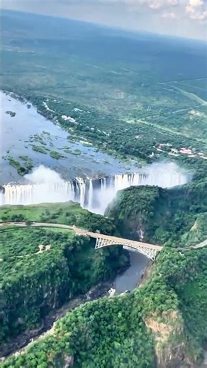 📍 CATARATAS VITÓRIA, ZÂMBIA ZIMBÁBUE. A Fumaça Que Troveja 😱🌊 #shorts #africa #naturezaextrema