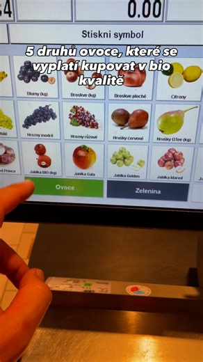 František Mrkáček on Instagram: "Ulož si video ať ho máš po ruce✌️. 5 druhů ovoce, které se vyplatí kupovat v BIO 🍑🍇🍓🍏 👉 Broskve 👉 Nektarinky 👉 Hroznové víno 👉 Jahody 👉 Jablka U těchto druhů ovoce je rozdíl mezi klasickým a BIO opravdu znát – jednak v chuti, jednak v množství postřiků, které se běžně používají. A teď k jablkům 🍏 – dřív bylo běžné, že každý znal někoho se sadem plným jabloní. Dnes už je to spíš vzácnost. Ta „obchodní“ jablka jsou navíc několikrát ošetřena chemickými pos