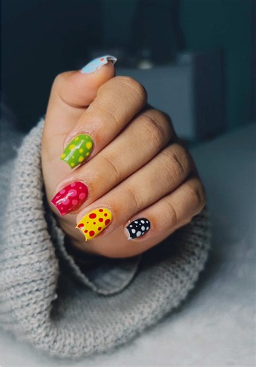 Unha de gel curta e pomposa: decoração icônica para evento