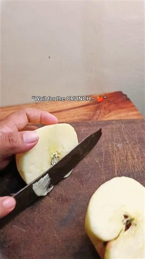 Nothing beats the sound of a fresh apple 👀 #asmr #oddlysatisfying #cuttingasmr #appleasmr
