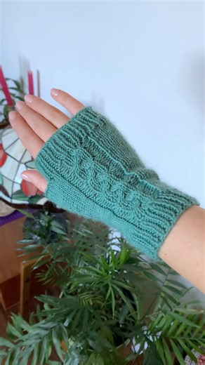 check out my latest tutorial for these cable knit fingerless mittens! #fingerlessmittens #knitting