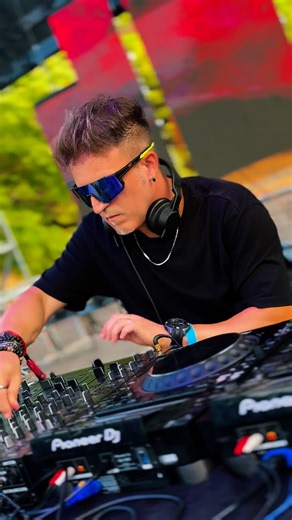 🌋 Vulcano Summit Festival – Video Recap 🎶 Riviviamo insieme i momenti più intensi del Vulcano Summit Festival: due giorni di pura energia, musica e magia che hanno fatto tremare l’isola! ✨ Sul palco con noi: @alex.spagnuolo @angemimusic @kenzobeatz @liulive @djjuicym …e tanti altri ospiti internazionali 🙌 Un grazie speciale agli organizzatori @vulkano_summit_festival per aver realizzato questo grande evento. 📻 Powered by RSC Official Radio 🎨 Design partner: Plan Studios #VulcanoSummit #Plan