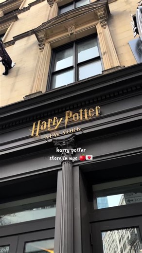 A magical experience at the Harry Potter store in NYC 🍎🪄#harrypottertiktok #harrypotterworld #foryoupagе #perte #neiperteeee