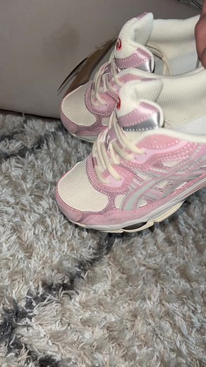 Les baskets ASICS Gel NYC : Édition rose tendance