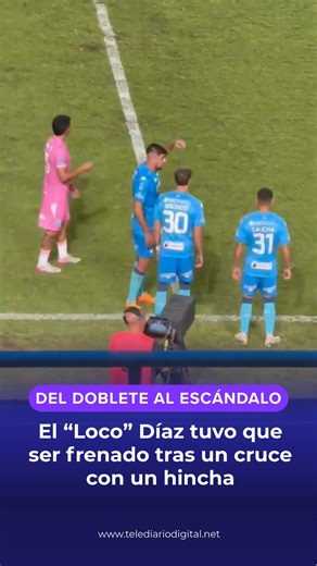 LA TENSIÓN QUE DEJÓ EL PARTIDO⚽🔥 Leandro “Loco” Díaz marcó por duplicado para Atlético Tucumán, pero tras salir reemplazado fue directo hacia la platea. Un hincha lo habría insultado y el delantero intentó encararlo. Tuvieron que frenarlo antes de que el cruce pasara a mayores. Las imágenes se volvieron virales al instante. 👀 ¿Vos qué opinás? ¿Hizo bien en reaccionar o debería haber ignorado el insulto? #AtleticoTucuman #FutbolArgentino #LigaProfesional #Viral #Polémica | Telediario Digital