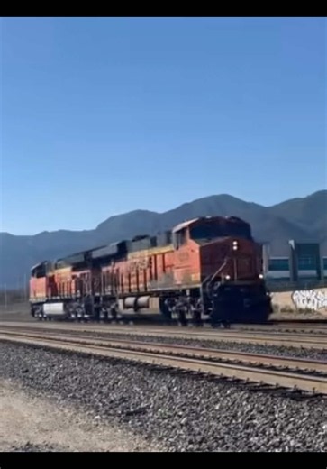 BNSF 6859 leads the D-BARLAC! #trains #bnsf #followtrains #fyp #bnsfrailroad