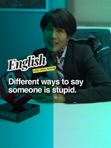 Dalam episode terbaru English with Desi Anwar, kita membedah tiga ekspresi bahasa Inggris yang sama-sama digunakan untuk menggambarkan seseorang yang kurang tanggap, kurang cermat, atau berpikir dengan cara yang agak tidak biasa. Mulai dari “Not the Sharpest Tool in the Shed”, “The Lights Are On, but Nobody’s Home”, hingga “A Few Sandwiches Short of a Picnic” yang kerap digunakan dalam percakapan sehari-hari, terutama dengan gaya humor dan sindiran yang halus. Punya ekspresi bahasa Inggris lain 
