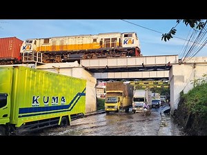 UNIQUE VIEW OF A TRAIN PASSING UNDER A FLOOD!