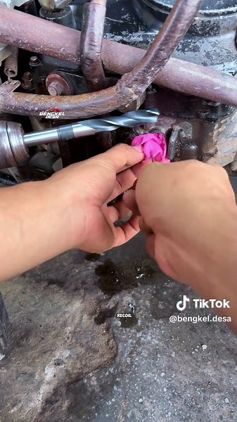 Perbaikan Lubang Baut Pembuangan Oli di Bengkel Desa