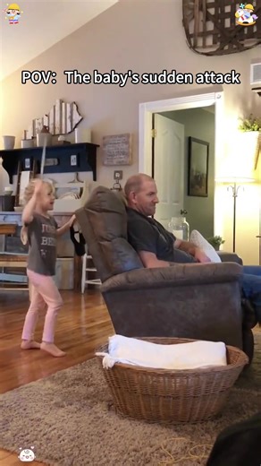 The baby’s surprise attacks are always unexpected and hilarious.🤣😂#baby#funnyvideos #funnytiktok #fyp#kids