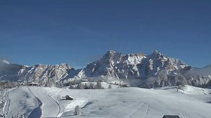 La neve è finalmente arrivata: un silenzio bianco che fa sorridere la natura e tutti coloro che possono godere di questo spettacolo. Ci bel! 😍😍😍 - The snow has arrived: a white silence that makes nature smile and delights all who can enjoy this spectacle. Happy Monday! ❄️ | Alta Badia