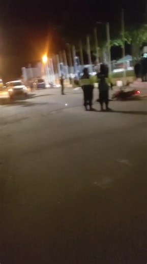 CAMANA: UN FALLECIDO Y UN HERIDO DEJA DESPISTE DE MOTO LINIAL QUE CHOCO CON GRADAS EN PARQUE INGRESO A SAN GREGORIO. Un accidente de tránsito ha dejado un fallecido, menor de edad, esta noche , donde una moto lineal chocó contra las gradas, uno queda gravemente herido quien fue AUXILIO por los bomberos y llevado al hospital de Camaná Video:CH.N.C | Radio Ocoña Super Stereo 98.5 Fm