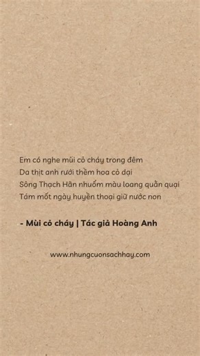 MÙI CỎ CHÁY Em có nghe mùi cỏ cháy trong đêm Da thịt anh rưới thềm hoa cỏ dại Sông Thạch Hãn nhuốm màu loang quằn quại Tám mốt ngày huyền thoại giữ nước non Em có khóc khi vệt máu còn son Tuổi hai mươi nhựa căng tràn sức sống Nơi giảng đường Hoàng Thành Thăng Long vọng Lửa - máu tràn loang loáng khói trường chinh Các anh đi nơi máu lửa quanh mình Thành Quảng Trị lịch sử bằng xương máu Em có đau Thạch Hãn còn nương náu Vạn linh hồn vẫn lạnh buốt vùi sâu Đến thành cổ hãy nghiêng mình thật lâu Xin 