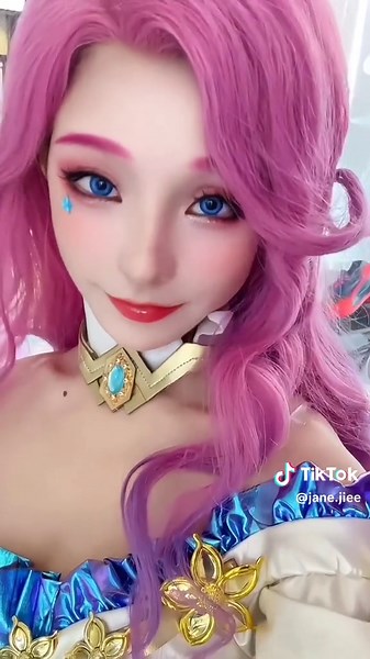 凑过来 悄悄告诉你个秘密#萨勒芬妮 #Seraphine #cosplay #cos