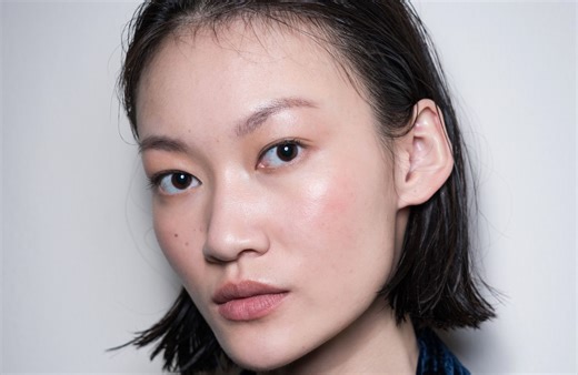 Peut-on associer acide hyaluronique et rétinol dans sa routine skincare ? Des dermatologues font le point - Elle