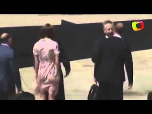 Un coup de vent soulève la robe de Kate Middleton