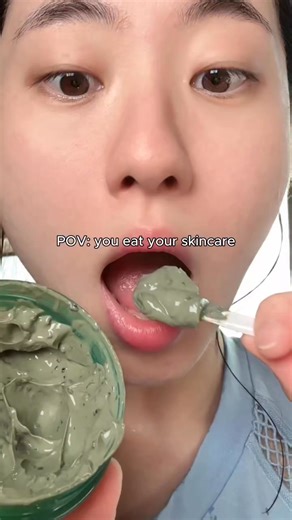 🌿 Axis-Y Mugwort Pore Clarifying Wash Off Pack 💚 স্কিনকেয়ার প্রেমীদের কাছে Axis-Y ব্র্যান্ডের নামটা এখন বেশ জনপ্রিয় 😍 বিশেষ করে তাদের এই Mugwort Pore Clarifying Mask 🧖‍♀️ ✨ প্রধান উপাদান: এই মাস্কে আছে Mugwort extract 🌿 — যা স্কিনকে শান্ত করে, রেডনেস কমায় আর একনে প্রোন স্কিনের জন্য একদম পারফেক্ট! 💚 এছাড়াও এতে আছে বেন্টোনাইট ও কাওলিন ক্লে যা ত্বকের ডার্ট, তেল আর ইম্পিউরিটি দূর করে 🌸 🧴 কীভাবে কাজ করে: মাস্কটা মুখে লাগালে ঠাণ্ডা ঠাণ্ডা একটা রিলাক্সিং ফিল দেয় ❄️ ডিপ ক্লিন করে পোরের ভেতর জমে 