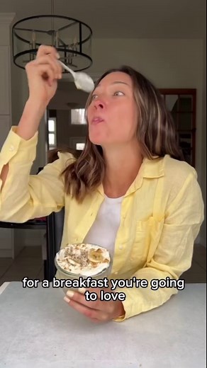 Nicole Addison, RD, MHSc on Instagram: "BANANA CREAM PIE OATS ⬇️✨ As someone either a huge sweet tooth and who wants a breakfast I’ll actually get excited for I LOVE making new balanced. overnight oats recipes that taste like dessert!! These banana cream pie oats are my newest flavour and MIGHT be my new favourite!! All ya need is: • graham crackers • milk • banana • milk • maple syrup • vanilla Greek yogurt • vanilla extract • oats • chia seeds • vanilla protein powder (I love @nuzest ) 🌟For t