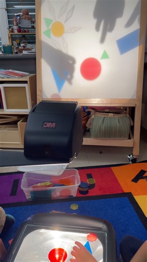 💡 OVERHEAD PROJECTOR 💡 Who remembers these? The heat, the smell of the markers, the sound – they all transport me back to my childhood. In prek, overhead projector holds a special place in our hearts for an entirely different reason. It has become an incredible tool that brings countless fun, excitement, and new learning opportunities to our classroom. When we introduced ours the students created puppet shows, explored light and reflection, they were problem solving to get the pieces where the