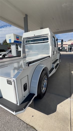 Our new 2026 SportChassis trucks have started to arrive! Check out this brand new LH5. Fully loaded and ready to haul your RV, horse trailer, boat, or cargo trailer, safely and in style. Call📱 909-810-1401 to schedule a test drive. Or we can do a virtual showing 📹 and arrange delivery. #sportchassis #newtruck #towrig | Extreme SportChassis