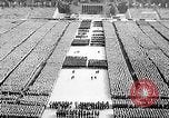 1934 – Allemagne: Adolf Hitler prononce un discours que Victor Lutze introduit Hitler à l'auditoire au stade de Nuremberg en Allemagne.