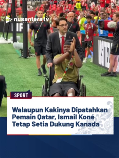 Momen mengharukan hadir dari kubu Kanada di Piala Dunia 2026. Ismaël Koné terlihat datang dengan kursi roda untuk tetap memberi dukungan kepada rekan-rekan setimnya saat Kanada menghadapi Swiss. Meski harus menepi akibat cedera patah kaki yang dialaminya pada fase grup, Koné tetap menunjukkan loyalitas dan semangatnya untuk tim. Kehadirannya di tribun pun langsung mendapat apresiasi dari para suporter yang tersentuh melihat perjuangannya tetap bersama Kanada di tengah kondisi yang belum pulih. P