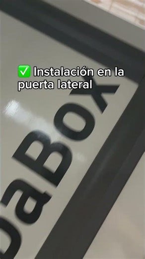 Mostrando la VebaBox Modelo P | Instalación en puerta lateral de furgoneta